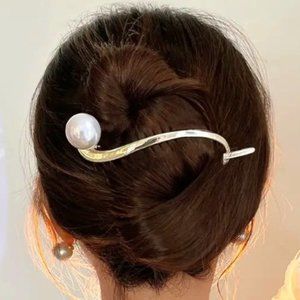 LARGE PEARL HAIR CLIP in Gold